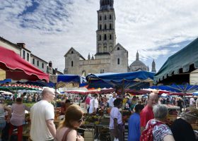 Marché traditionnel Périgueux cathédrale